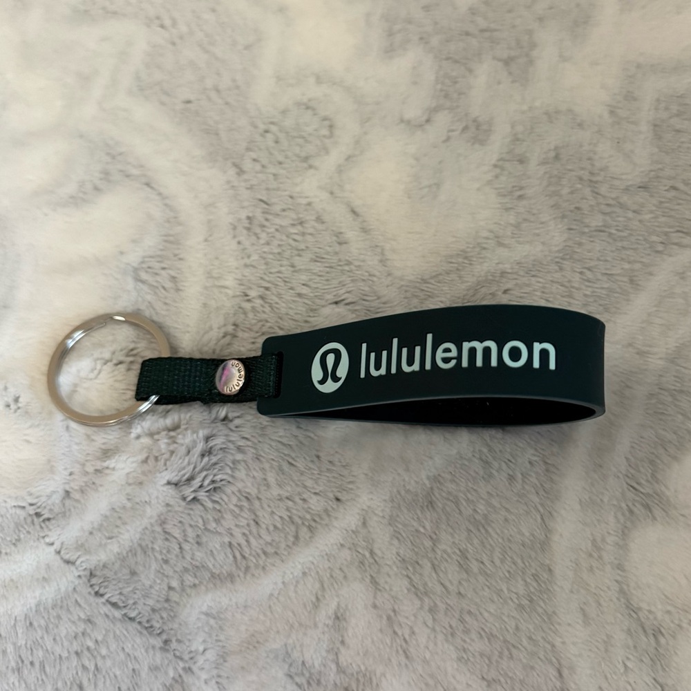 Lululemon: Silicone Keychain with lululemon logo.
Color:Warp Teal,Mint, & silver